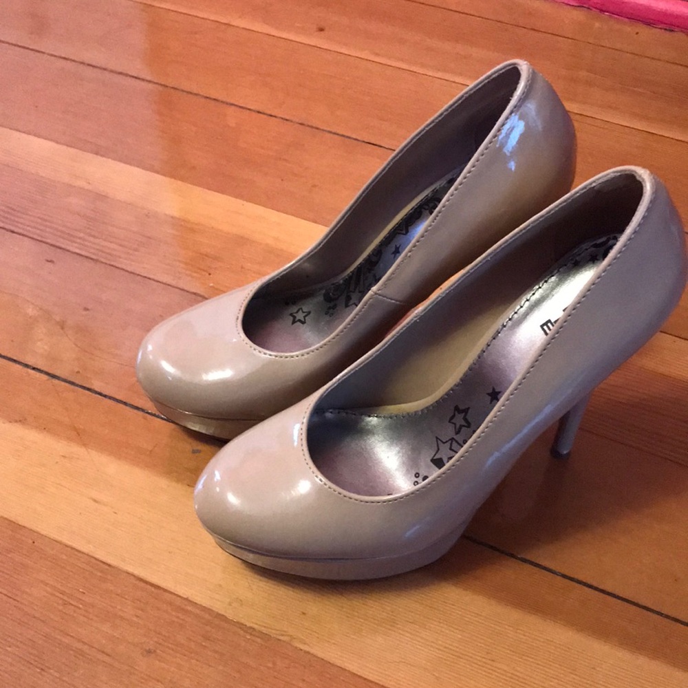 Heels - Picture 2 of 8